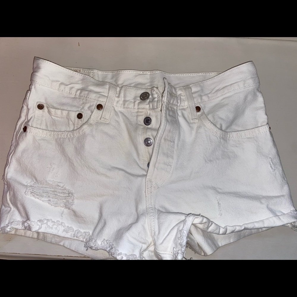 White Levi’s 501 women’s shorts